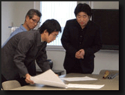 尺八演奏家の渡辺峨山氏との技術検討。　画像